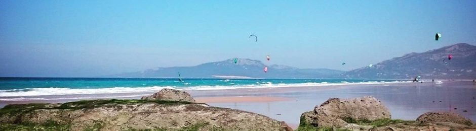 Práctica de kitesurf en la Playa de los Lances