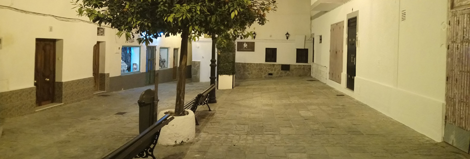 Noche en la Plaza de la Paz de Tarifa